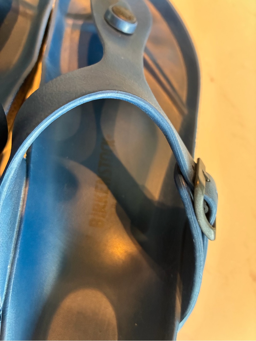 Blue Birkenstock Gizeh sandals are made from lightweight, waterproof EVA - Picture 4 of 7